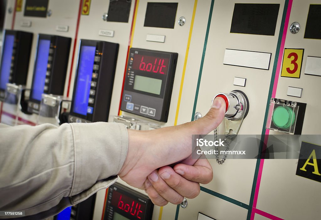 Mão empurrando no painel de controlo - Royalty-free Interruptor Foto de stock
