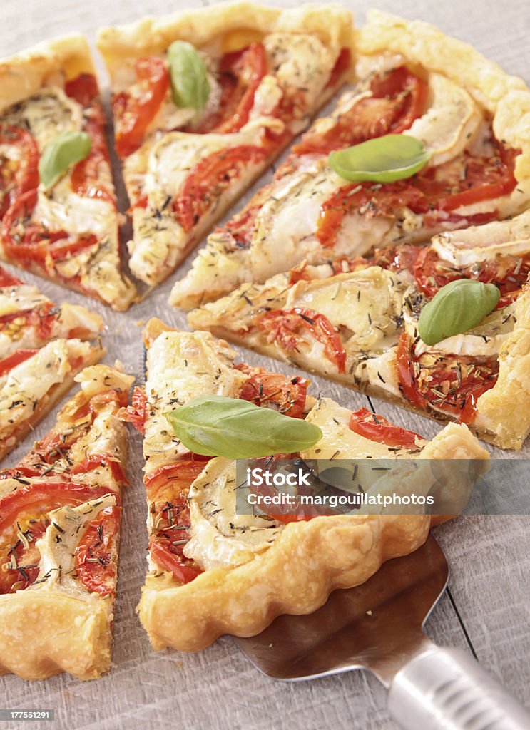 Tomate, la tarta de queso y albahaca/pizza - Foto de stock de Al horno libre de derechos