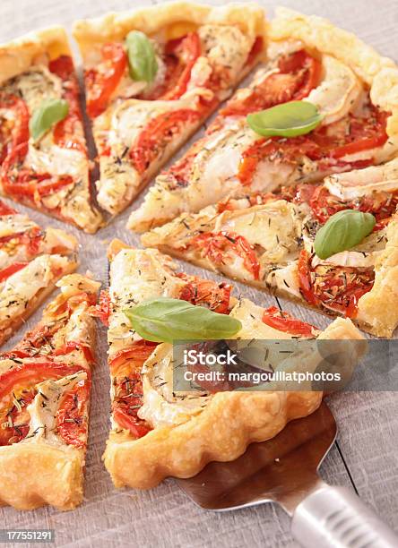 Pomodoro Formaggio E Basilico Crostatapizza - Fotografie stock e altre immagini di Basilico - Basilico, Cena, Cibi e bevande