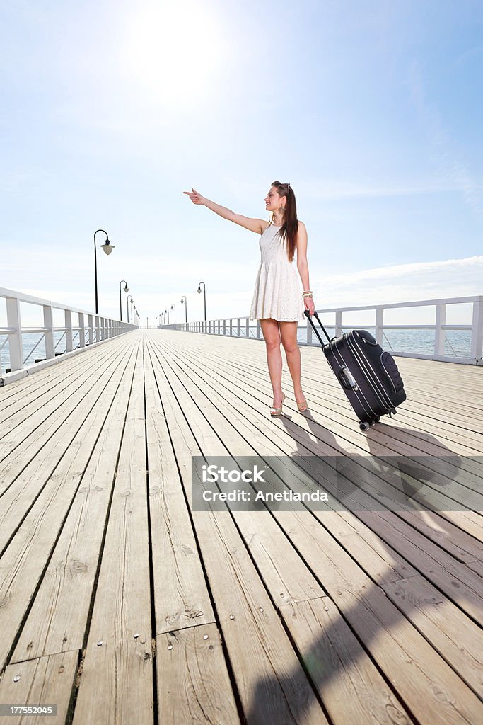 아름��다운 여자 여자아이 바다빛 계선 여행 가방 한 부두 - 로열티 프리 가방 스톡 사진