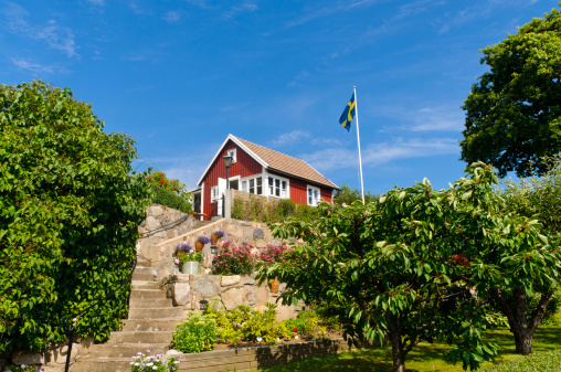 Kleine schwedische Holzhäuser auf den Schären vor Göteburg