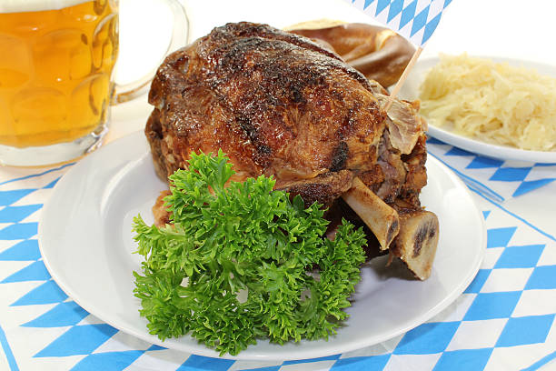 schweinshaxe mit brezeln - pretzel oktoberfest german culture german cuisine stock-fotos und bilder