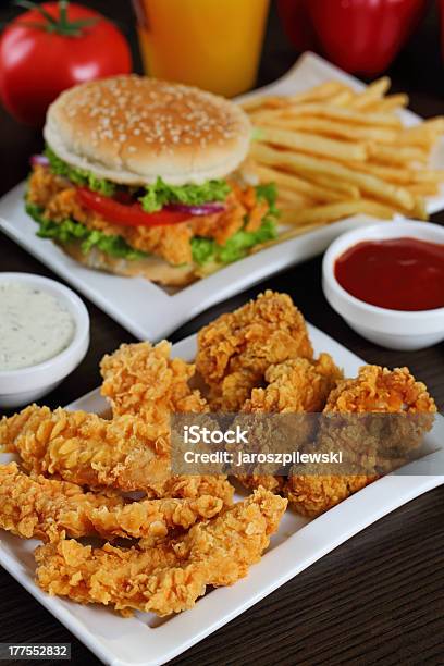 Photo libre de droit de Une Assiette De Poulet Croustillants Bandes banque d'images et plus d'images libres de droit de Pommes frites - Pommes frites, Poulet - Viande blanche, Aliment