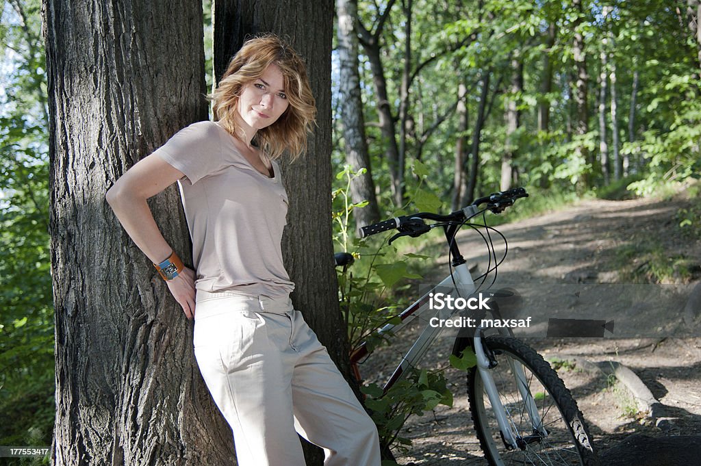 Menina com uma bicicleta - Foto de stock de Adulto royalty-free