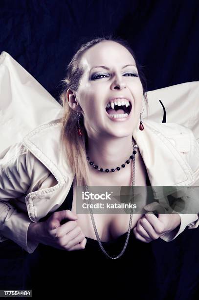 Портрет Красоты Молодая Женщина Визжать — стоковые фотографии и другие картинки Агрессия - Агрессия, Ад, Вампир