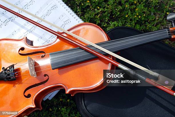 Violino Na Pauta De Música - Fotografias de stock e mais imagens de Antigo - Antigo, Arcaico, Arte, Cultura e Espetáculo