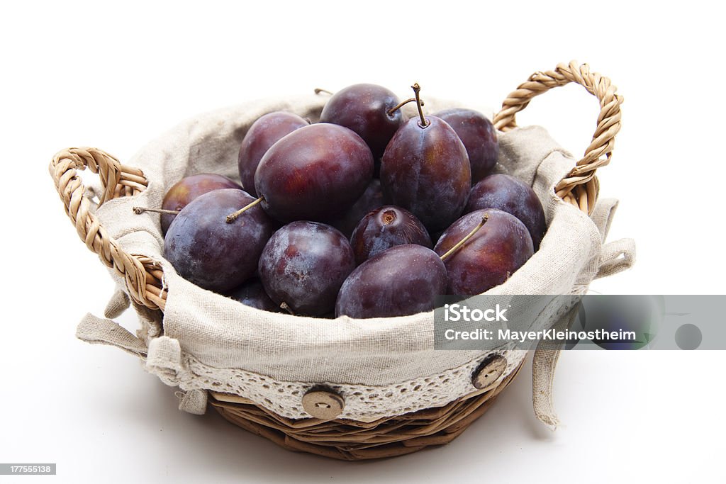 Des prunes dans le panier - Photo de Aliments et boissons libre de droits