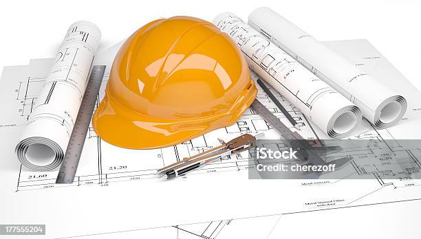 Photo libre de droit de Casque Orange Sur Le Chantier De Construction Avec Les Outils De Dessins Architecturaux De Lingénierie banque d'images et plus d'images libres de droit de Architecture