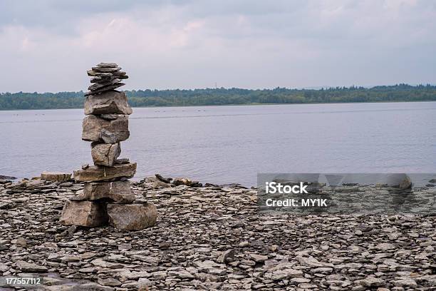 Inuksuk En El Río Foto de stock y más banco de imágenes de Agua - Agua, Borde del agua, Canadá