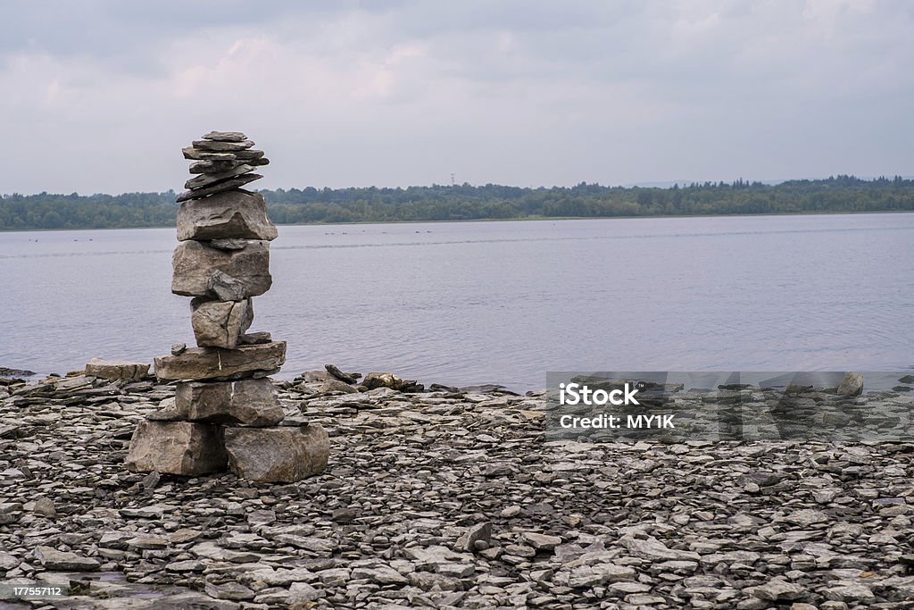 Inuksuk sur la rivière - Photo de Caillou libre de droits