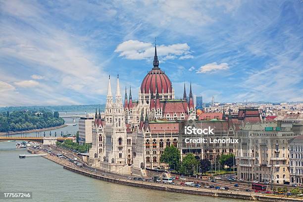 Vista Do Parlamento Húngaro - Fotografias de stock e mais imagens de Ajardinado - Ajardinado, Antigo, Ao Ar Livre