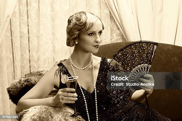 Photo libre de droit de Sépia Cocktail Années banque d'images et plus d'images libres de droit de 1920-1929 - 1920-1929, Cocktail - Alcool, Femmes