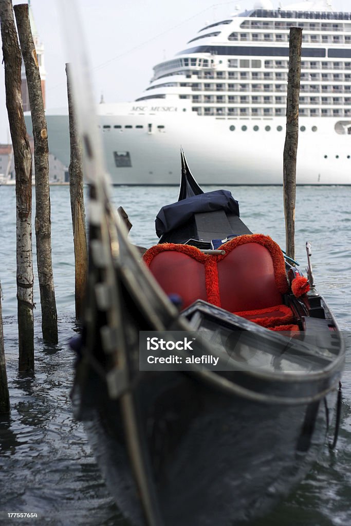 gondola i Statek wycieczkowy - Zbiór zdjęć royalty-free (Statek wycieczkowy)