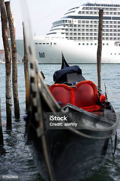Gondola I Statek Wycieczkowy - zdjęcia stockowe i więcej obrazów Statek wycieczkowy - Statek wycieczkowy, Wenecja - Włochy, Aranżować
