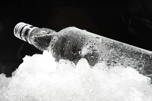 Zbliżenie widok butelki w ice – zdjęcie