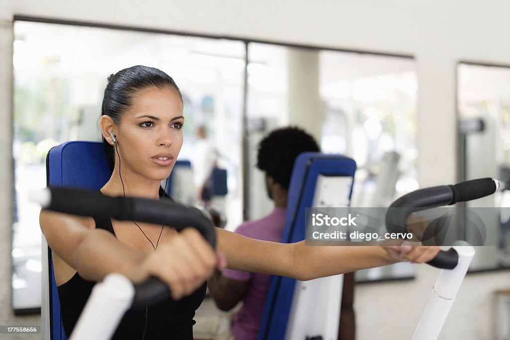 Esporte pessoas treinamento e exercite-se na academia de ginástica - Foto de stock de 20 Anos royalty-free
