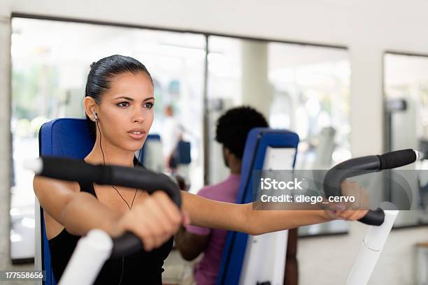 Foto de Esporte Pessoas Treinamento E Exercitese Na Academia De Ginástica e mais fotos de stock de 20 Anos