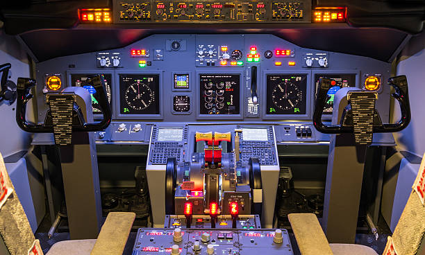 cockpit do simulador de voo caseiros-boeing 737-800. - cockpit horizontal equipment instrument of measurement - fotografias e filmes do acervo