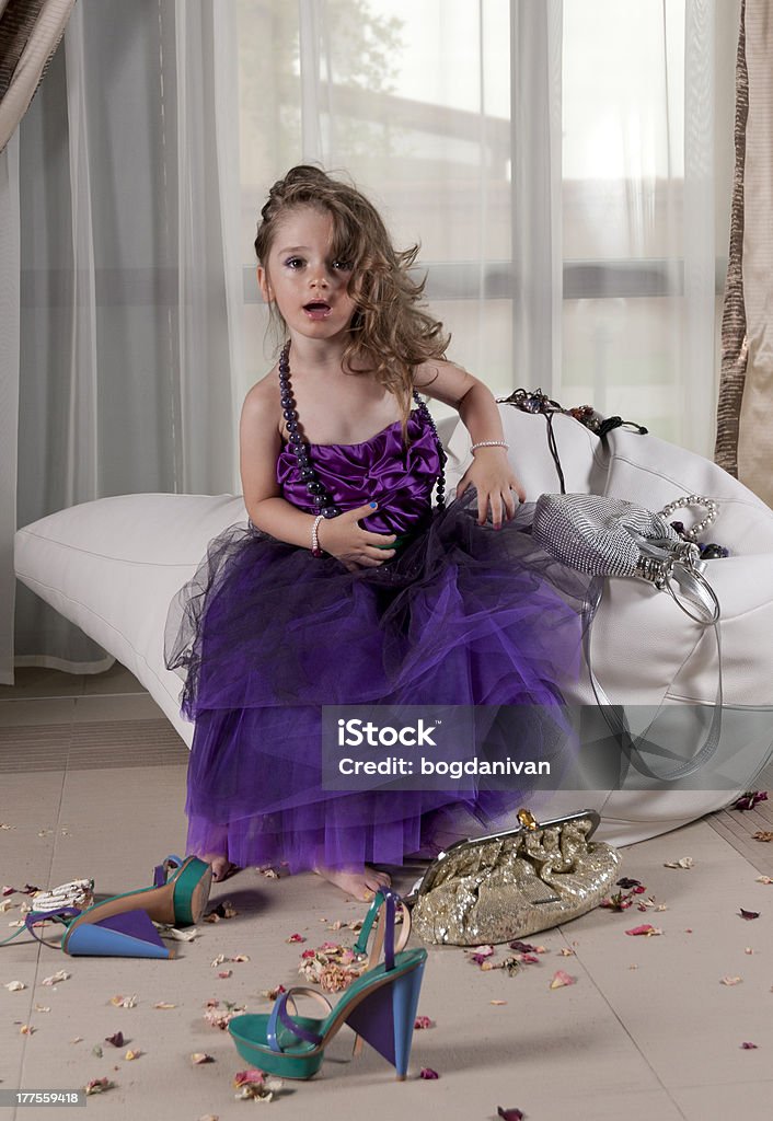 Petite princesse jouant avec des accessoires de mode - Photo de A la mode libre de droits