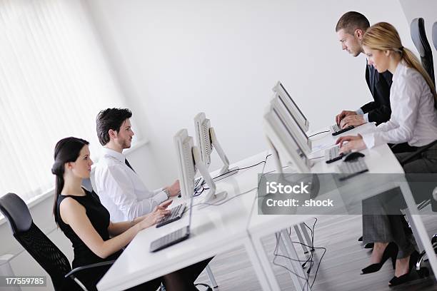 Ludzie Biznesu Grupa Pracy W Biurze Klienta I Pomocy Technicznej - zdjęcia stockowe i więcej obrazów Biały
