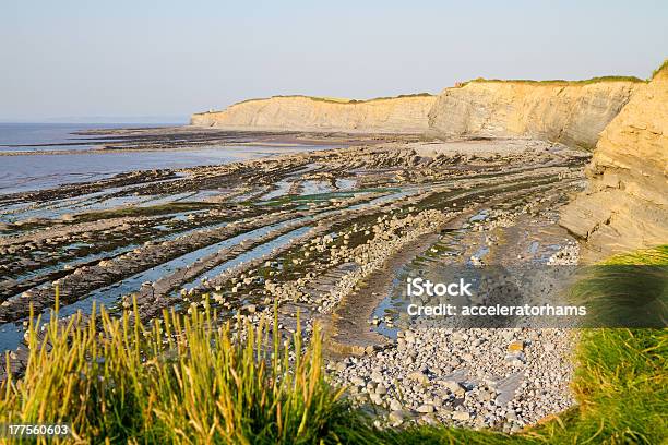 Photo libre de droit de Kilve Plage Et De Littoral De Somerset En Angleterre banque d'images et plus d'images libres de droit de Aiguille rocheuse