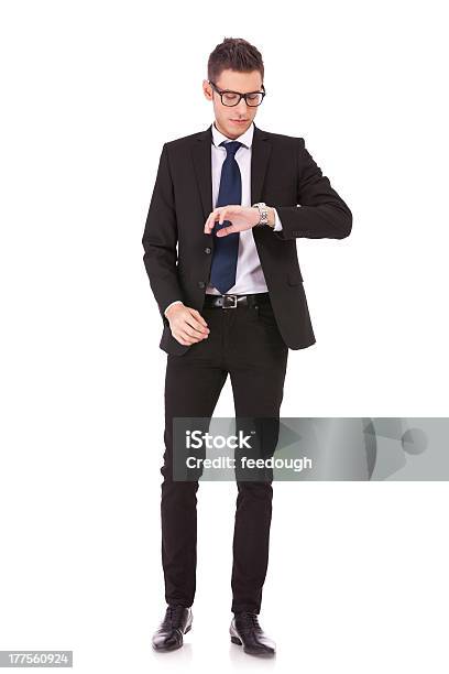 Hombre De Negocios Usando Gafas Mirando A Ver Foto de stock y más banco de imágenes de Encuadre de cuerpo entero - Encuadre de cuerpo entero, Estar de pie, Hombres