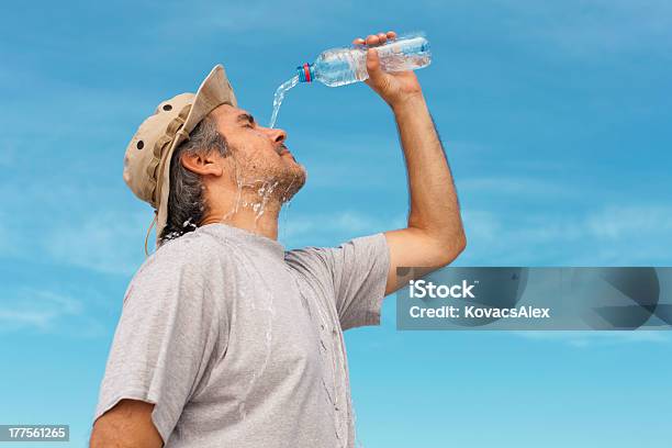 Refrescante Foto de stock y más banco de imágenes de Agua - Agua, Echar, Hombres