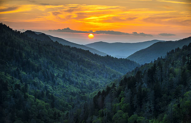 ガトリンバーグ tn グレートスモーキー山脈国立公園の美しい夕暮れの風景 - blue ridge mountains appalachian mountains sunrise mountain ストックフォトと画像