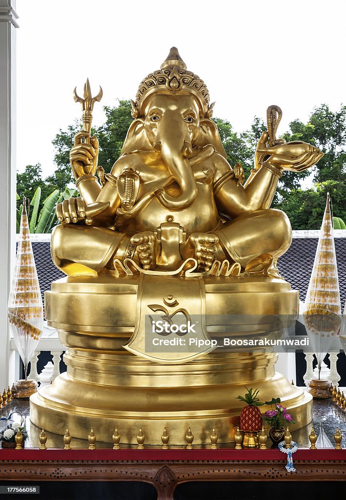 Золотой Ганеша (Ганеш, Ganapati) Статуя. - Стоковые фото Азиатская культура роялти-фри