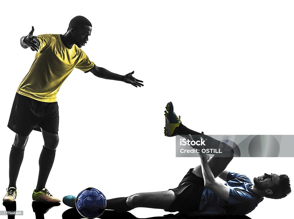 Deux hommes football joueur silhouette debout se plaindre Infraction - Photo de Infraction - Terme sportif libre de droits