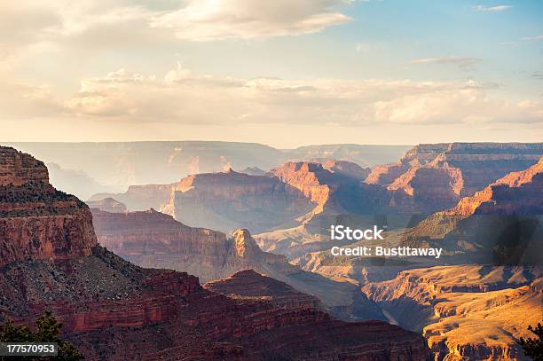 Grand Canyon O Zachodzie Słońca - zdjęcia stockowe i więcej obrazów Bez ludzi - Bez ludzi, Czerwony, Fotografika