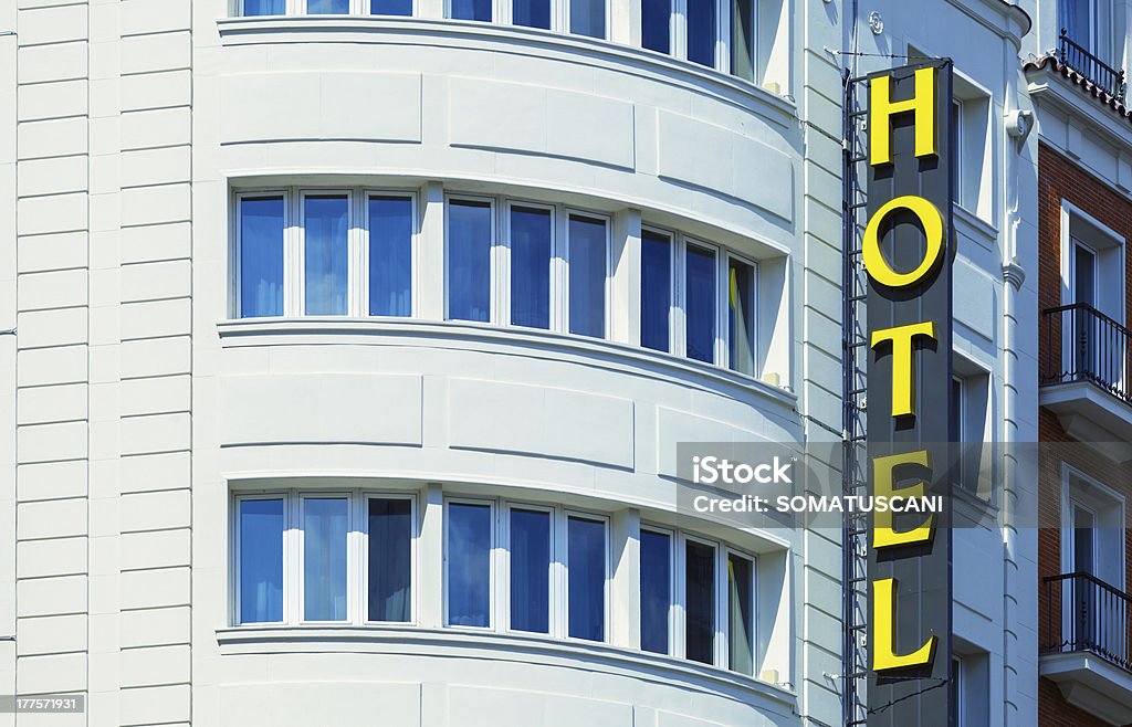 Hotel segno in un edificio classico - Foto stock royalty-free di Madrid