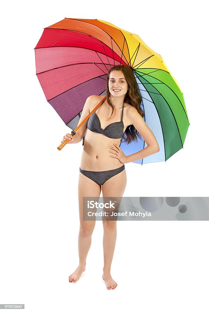 Junge Frau im bikini stehen unter Sonnenschirm - Lizenzfrei 16-17 Jahre Stock-Foto