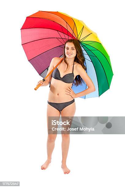 Młoda Kobieta W Bikini Stojący Pod Parasol - zdjęcia stockowe i więcej obrazów 16-17 lat - 16-17 lat, 18-19 lat, Białe tło
