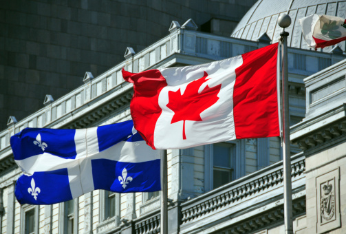 De Montreal, Quebec, Canadá: flags en el antiguo Palacio de Justicia photo