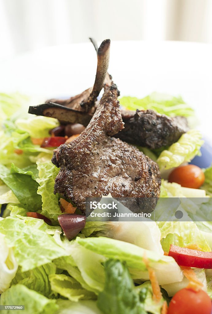 На гриле и отбивные котлеты ягненка салат - Стоковые фото Баранина - мясо роялти-фри