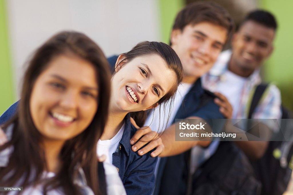 Группа игривый учащихся средних школ - Стоковые фото В ряд роялти-фри