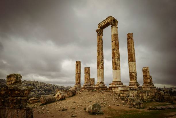 cittadella di amman, giordania, medio oriente contro il cielo nuvoloso - majestic landscape arid climate beach foto e immagini stock