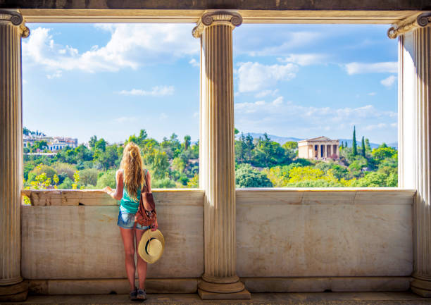 Mujer turista mirando el Templo de Hefesto, Atenas en Grecia- Ágora Antigua - foto de stock