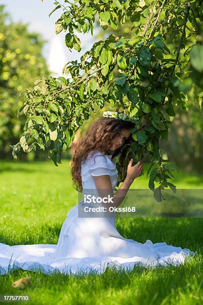 여자 인명별 정장용 앉아 잔디 가을에 대한 스톡 사진 및 기타 이미지 - 가을, 결혼식, 계절