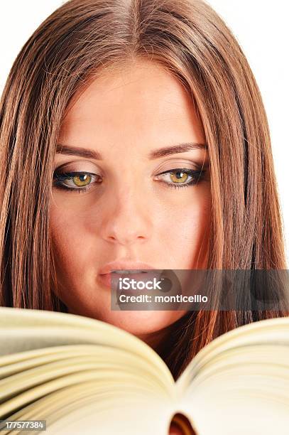 Giovane Donna Leggendo Un Libro - Fotografie stock e altre immagini di Adolescente - Adolescente, Adulto, Allievo