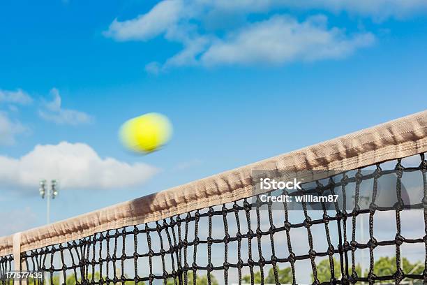 Foto de Bola De Tênis Com A Rede e mais fotos de stock de Bola - Bola, Bola de Tênis, Esporte