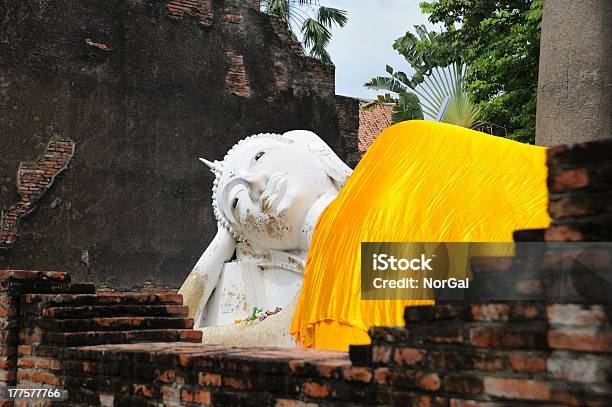 Foto de A Imagem Reclinada De Buda Wat Yai Chaimongkol e mais fotos de stock de Acidentes e desastres - Acidentes e desastres, Admiração, Amor
