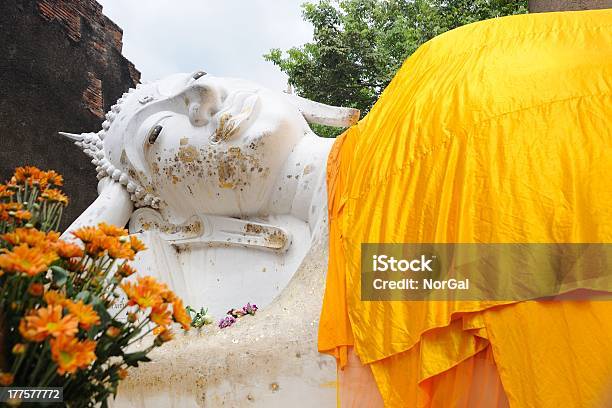 La Statua Del Buddha Sdraiato Immagine Wat Yai Chaimongkol - Fotografie stock e altre immagini di Adagiarsi