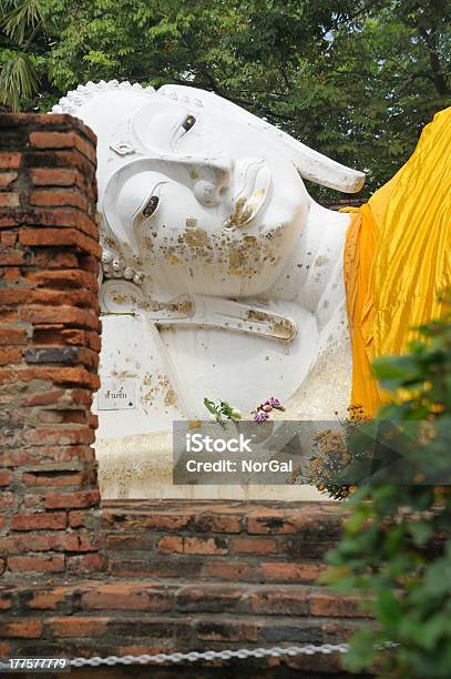 La Statua Del Buddha Sdraiato Immagine Wat Yai Chaimongkol - Fotografie stock e altre immagini di Adagiarsi