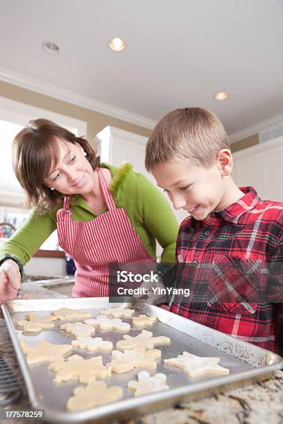 Photo libre de droit de Mère Et Fils Dans La Cuisine Avec Biscuit De Noël Pâte Dans Le Vermont banque d'images et plus d'images libres de droit de 10-11 ans