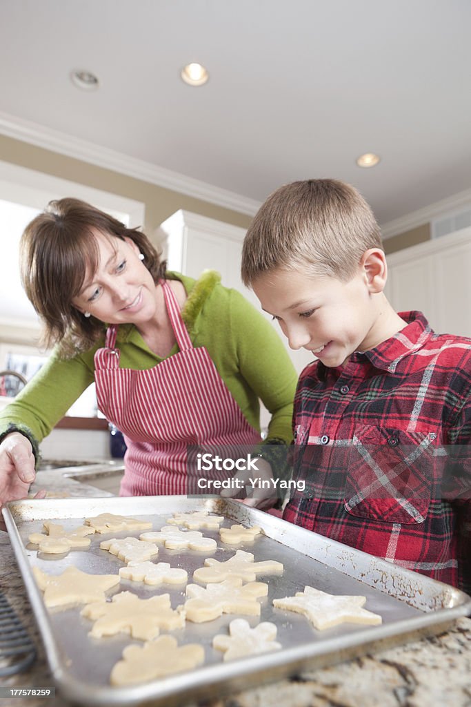 Mãe e filho na cozinha com massa de biscoito Vt Natal - Foto de stock de 10-11 Anos royalty-free