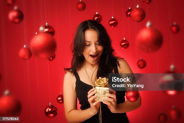 驚くヒスパニックモデルのブラックドレスをクリスマスプレゼント Hz - 1人のストックフォトや画像を多数ご用意 - 1人, お祝い, よそいきの服