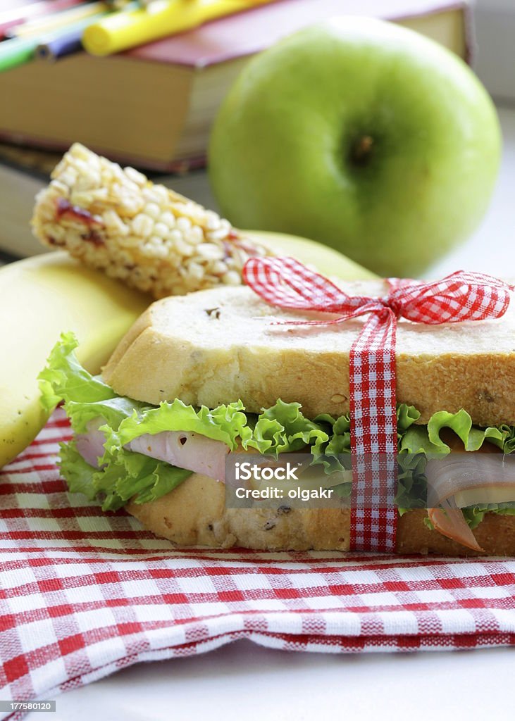 Sanduíche com presunto, maçã, banana e barra de cereal de granola - Foto de stock de Alface royalty-free