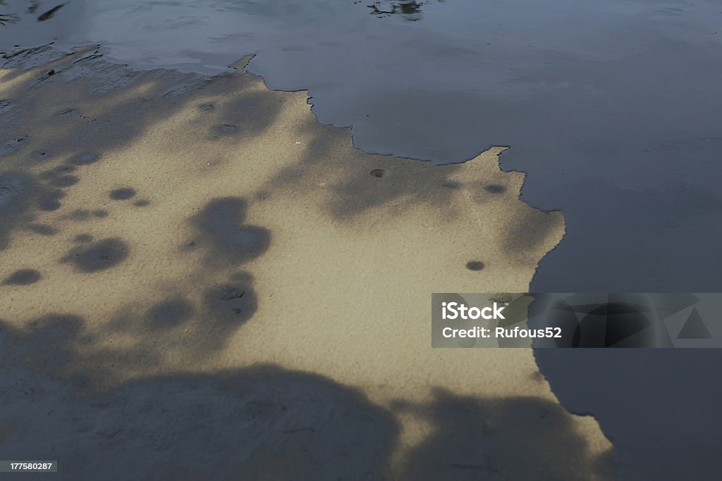 Залив oil spill представлен на пляж - Стоковые фото Без людей роялти-фри